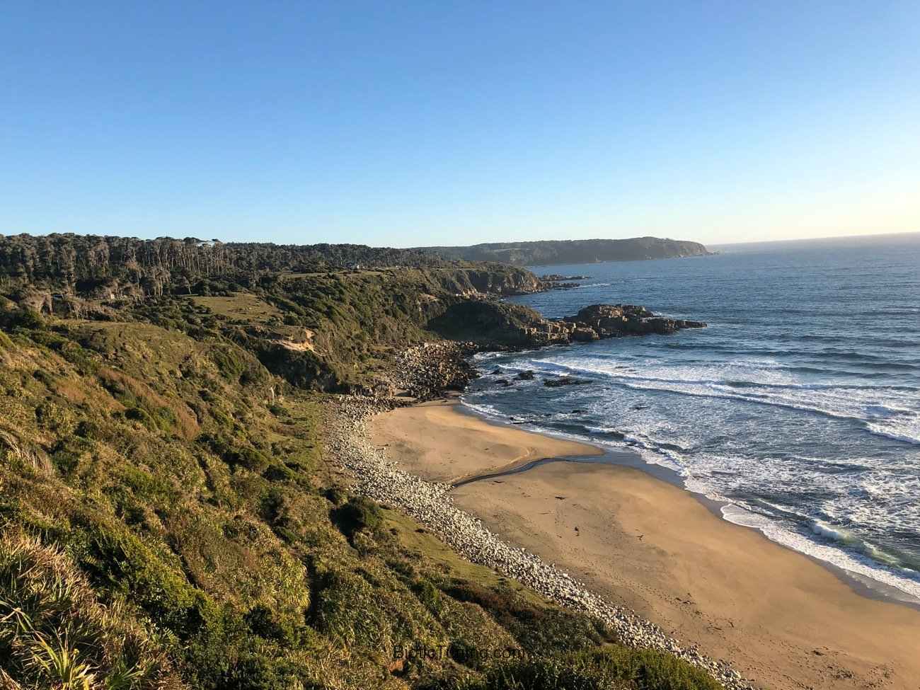 Villa Los Nativos Reserva costera Valdiviana Panorámica de la playa de Pelche, al fondo sobre el acantilado, Villa Los Nativos